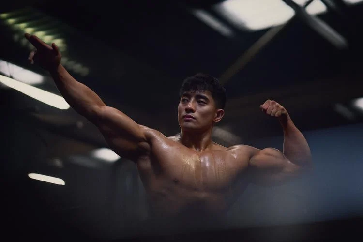 gerard alaazo posing