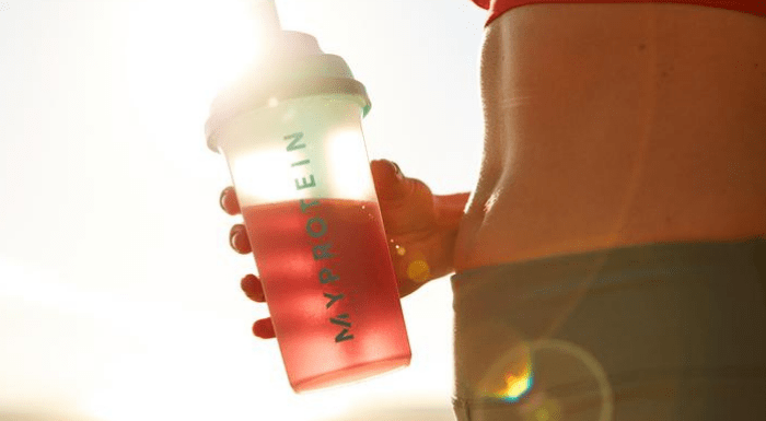 Hydratation : combien de litres d'eau par jour ? | MYPROTEIN Hydratation : combien de litres d'eau par jour ? | MYPROTEIN