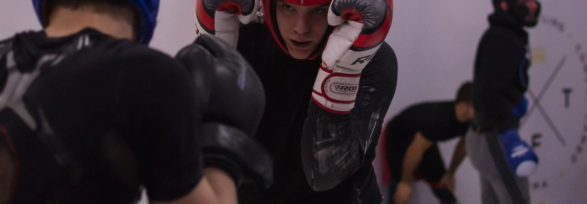 homme couvrant son visage avec gants de boxe