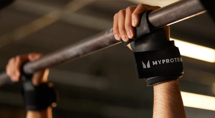 Un athlète Myprotein utilisant des poignées pour effectuer une traction.