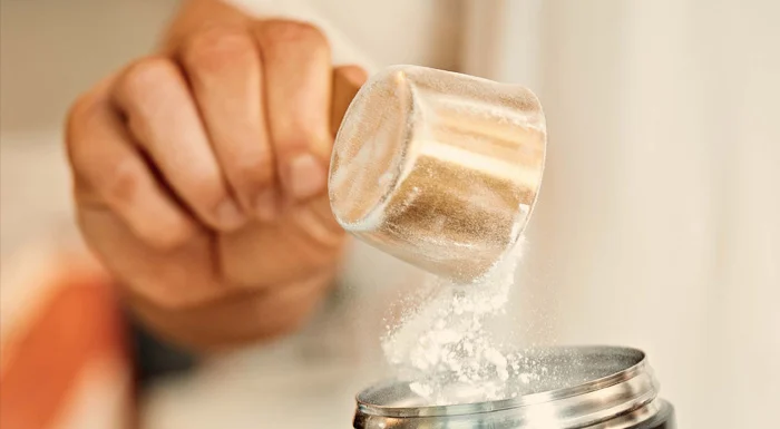 Une dose de créatine versée dans un shaker.