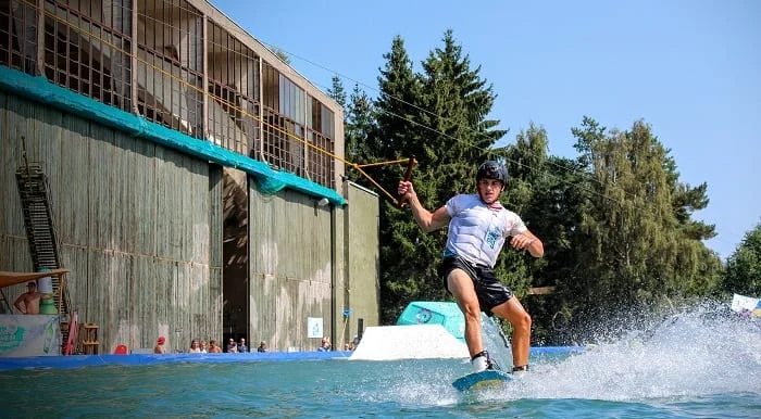 homme pratiquant le wakeboard