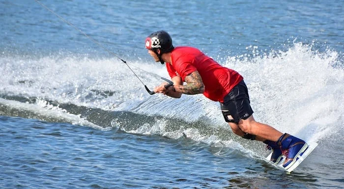 homme pratiquant le wakeboard