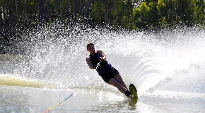 jeune fille pratiquant le ski nautique