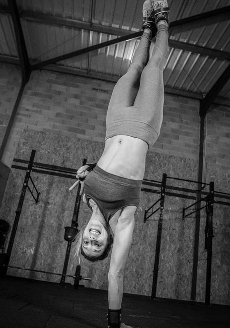 handstand marie