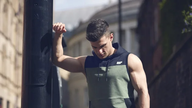 homme portant un sweat shirt myprotein réfléchissant à comment améliorer ses performances sportives