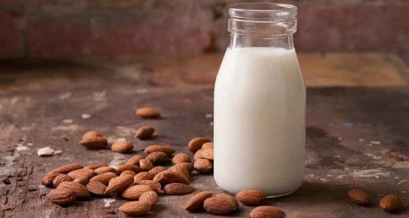 bouteille en verre de lait d'amande