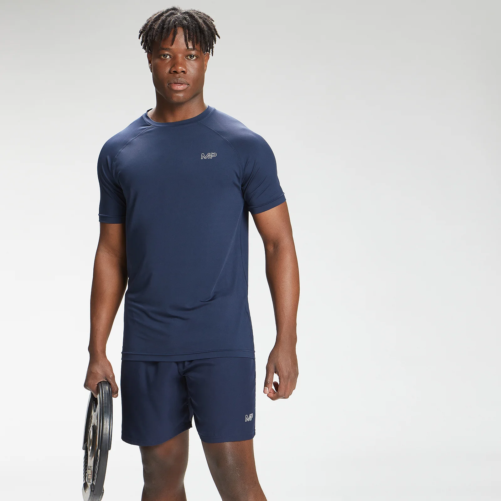 T-shirt à manches courtes à imprimé répétitif MP Mark Graphic Training pour hommes – Bleu pétrole - XXSImage1
